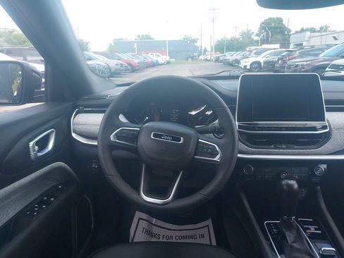 Used 2025 Jeep Compass Latitude AWD/4WD image 10