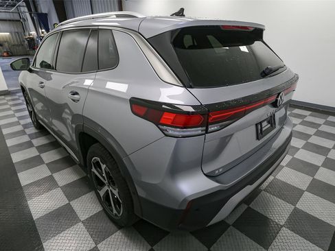 Used 2025 Volkswagen Tiguan SE w/ Panoramic Sunroof Package AWD/4WD image 10