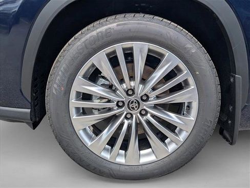New 2026 Toyota Highlander Platinum image 10