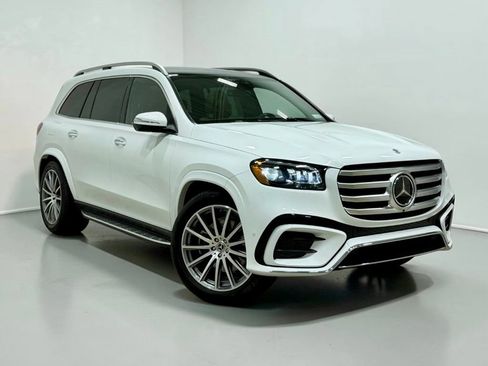 Used 2025 Mercedes-Benz GLS 580 4MATIC image 3