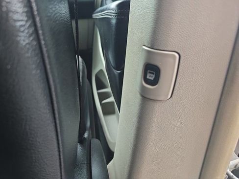 Used 2011 Chrysler Town & Country Touring image 12