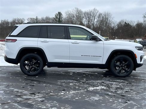 New 2025 Jeep Grand Cherokee Limited w/ Black Appearance Package image 47