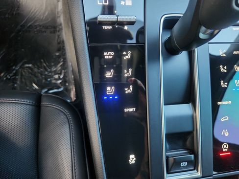 Used 2024 Porsche Macan AWD/4WD image 27