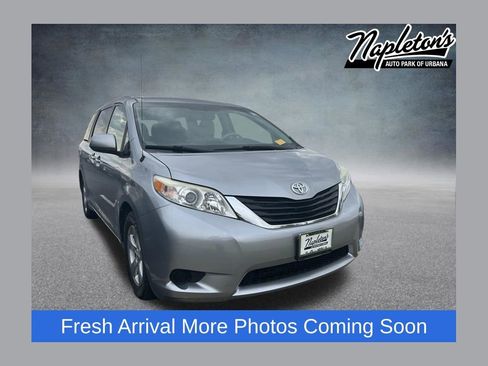 Used 2013 Toyota Sienna LE image 1
