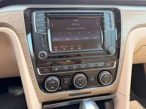 Used 2017 Volkswagen Passat 1.8T SE w/ SE Lighting Package FWD image 19