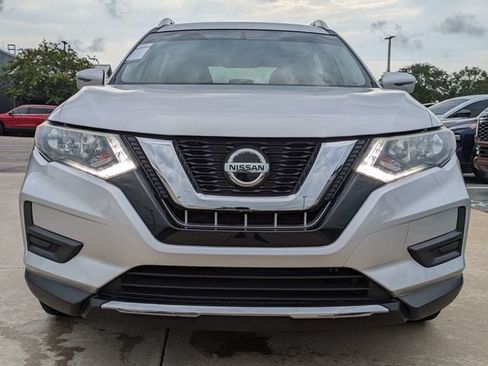 Used 2018 Nissan Rogue SV w/ Premium Package FWD image 3