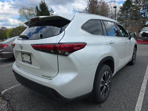Used 2022 Toyota Highlander XLE AWD/4WD image 3