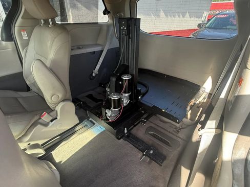 Used 2015 Toyota Sienna XLE FWD image 12