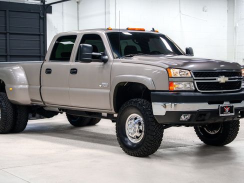 Used 2006 Chevrolet Silverado 3500 LT w/ Heavy-Duty Power Package AWD/4WD image 9