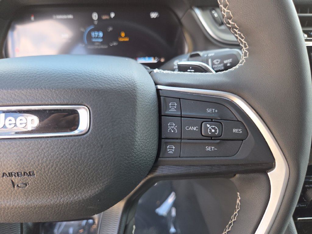 Used 2025 Jeep Grand Cherokee Altitude AWD/4WD image 34