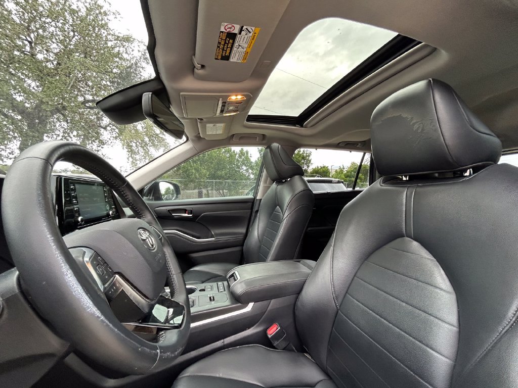 Used 2020 Toyota Highlander XLE FWD image 12