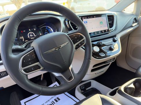 Used 2023 Chrysler Pacifica Touring-L image 20
