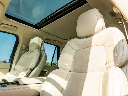 Used 2018 Lincoln Navigator Reserve AWD/4WD image 12