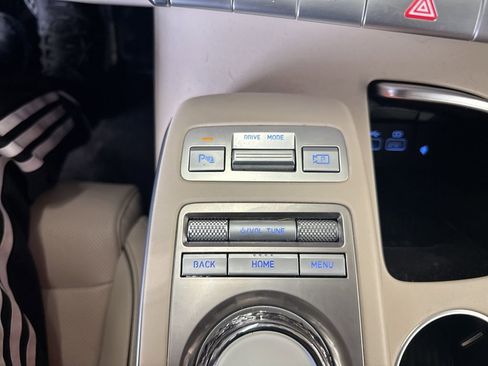 Used 2022 Genesis GV70 2.5T w/ Advanced Package image 21