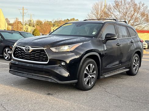 Used 2022 Toyota Highlander XLE image 4