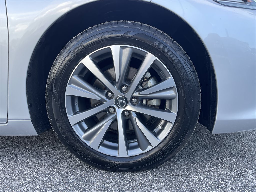 Used 2020 Lexus ES 300h w/ Premium Package FWD image 36