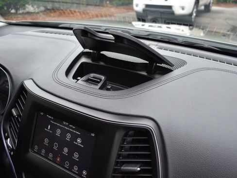 Used 2019 Jeep Cherokee Latitude Plus w/ Comfort/Convenience Group FWD image 23