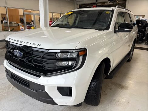 Used 2025 Ford Expedition Active AWD/4WD image 5