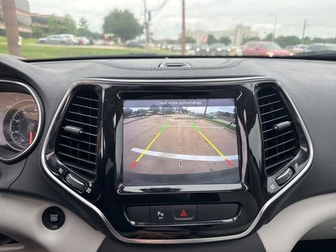 Used 2020 Jeep Cherokee Limited w/ Luxury Group FWD image 14