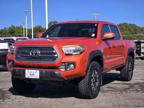 Used 2016 Toyota Tacoma TRD Off-Road w/ Premium & Technology Package AWD/4WD image 3