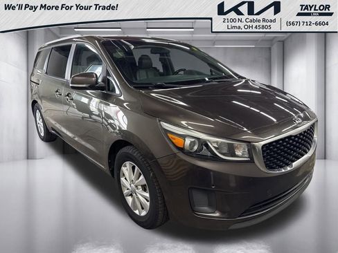 Used 2017 Kia Sedona LX w/ LX Essentials Premium Package image 3
