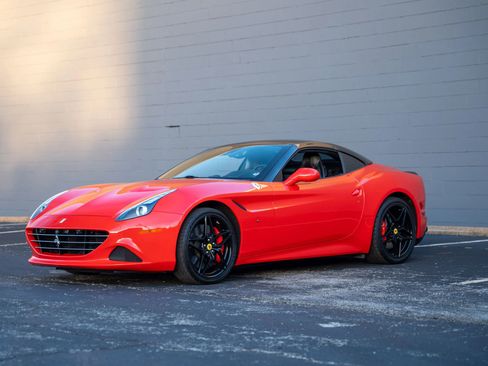 Used 2015 Ferrari California T image 6