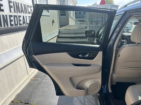 Used 2016 Nissan Rogue SL w/ SL Premium Package image 27