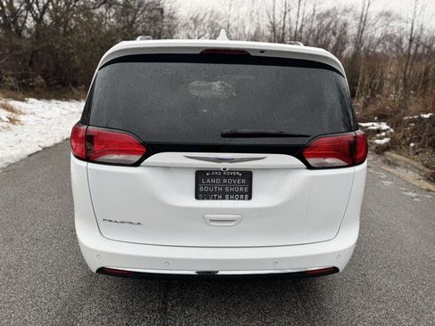 Used 2018 Chrysler Pacifica Touring-L image 6