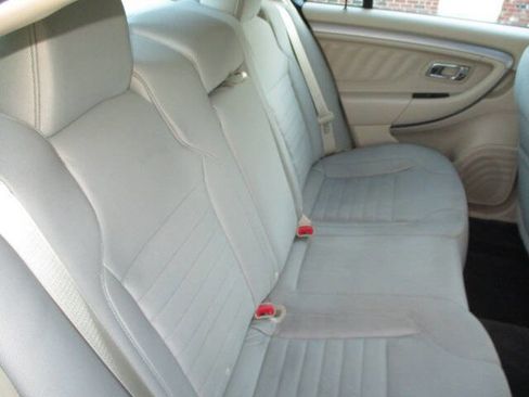 Used 2017 Ford Taurus SE image 18