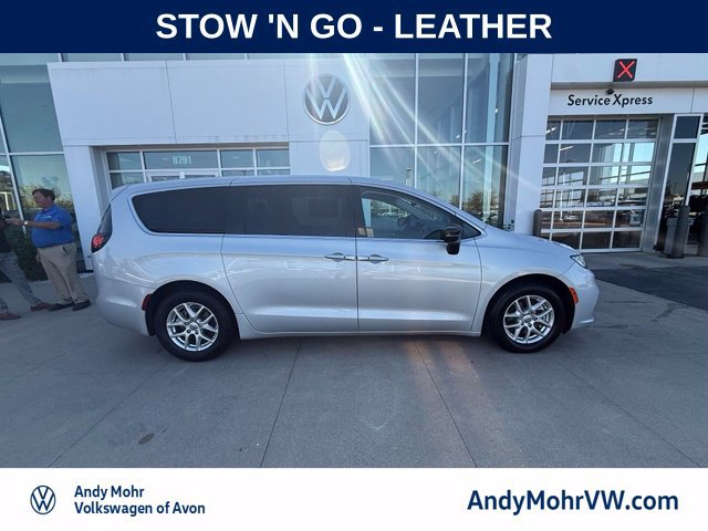 Used 2024 Chrysler Pacifica Touring-L FWD image 5
