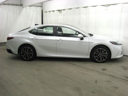 Used 2025 Toyota Camry XLE image 6