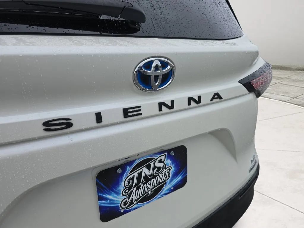 Used 2021 Toyota Sienna XLE FWD image 38
