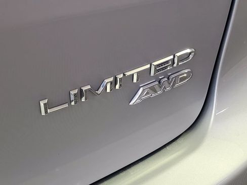 Used 2024 Chrysler Pacifica Limited AWD/4WD image 32