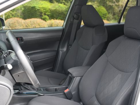 Used 2024 Toyota Corolla Cross LE image 11