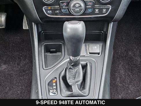 Used 2019 Jeep Cherokee Latitude Plus w/ Comfort/Convenience Group FWD image 21