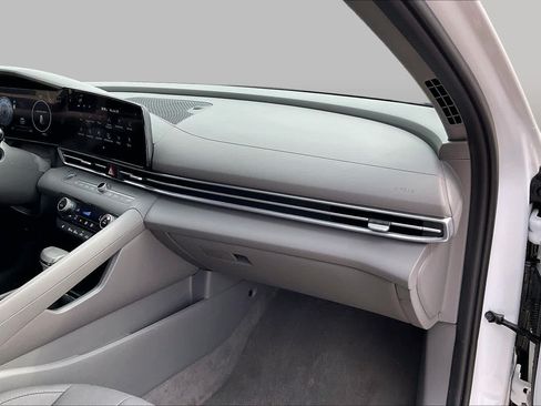 Used 2025 Hyundai Elantra SEL FWD image 19