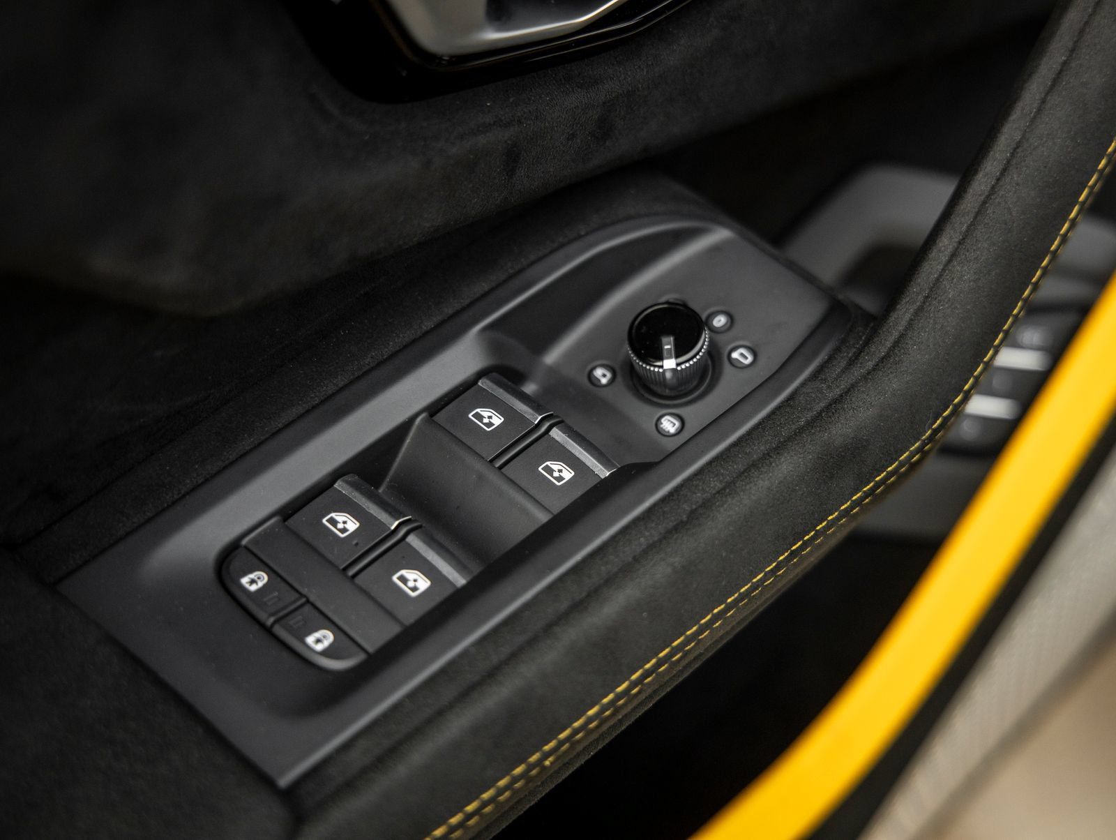 Used 2024 Lamborghini Urus Performante AWD/4WD image 27