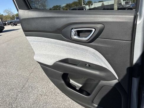 Used 2025 Jeep Compass Latitude image 9