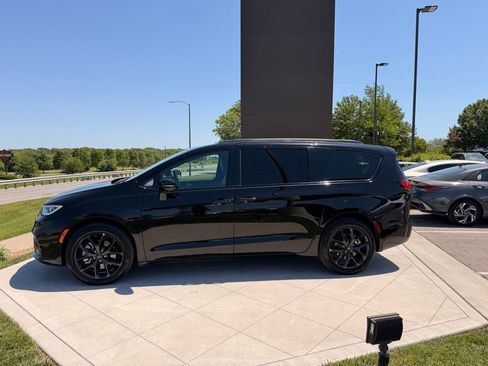 Used 2024 Chrysler Pacifica Limited w/ S Appearance Package AWD/4WD image 4