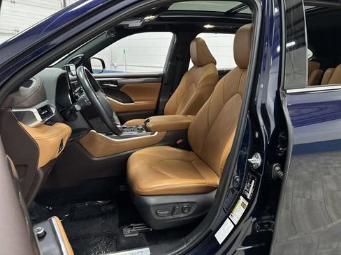 Used 2021 Toyota Highlander Platinum image 4