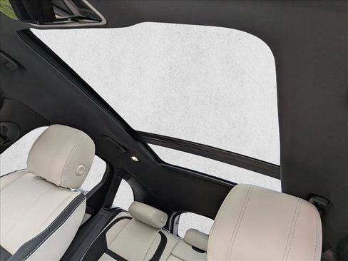 Used 2019 Land Rover Range Rover Velar R-Dynamic SE image 15