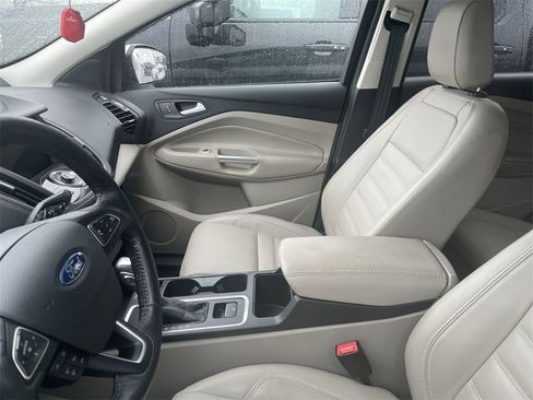 Used 2019 Ford Escape Titanium image 3