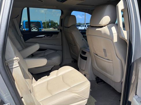 Used 2018 Cadillac Escalade Premium Luxury AWD/4WD image 16