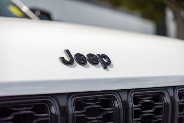 Used 2023 Jeep Grand Cherokee Altitude AWD/4WD image 29