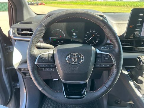 Used 2023 Toyota Sienna XSE AWD/4WD image 14