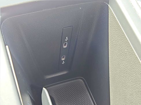Used 2025 Volkswagen Tiguan SE w/ Panoramic Sunroof Package AWD/4WD image 18