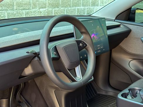 Used 2026 Tesla Model Y AWD image 16