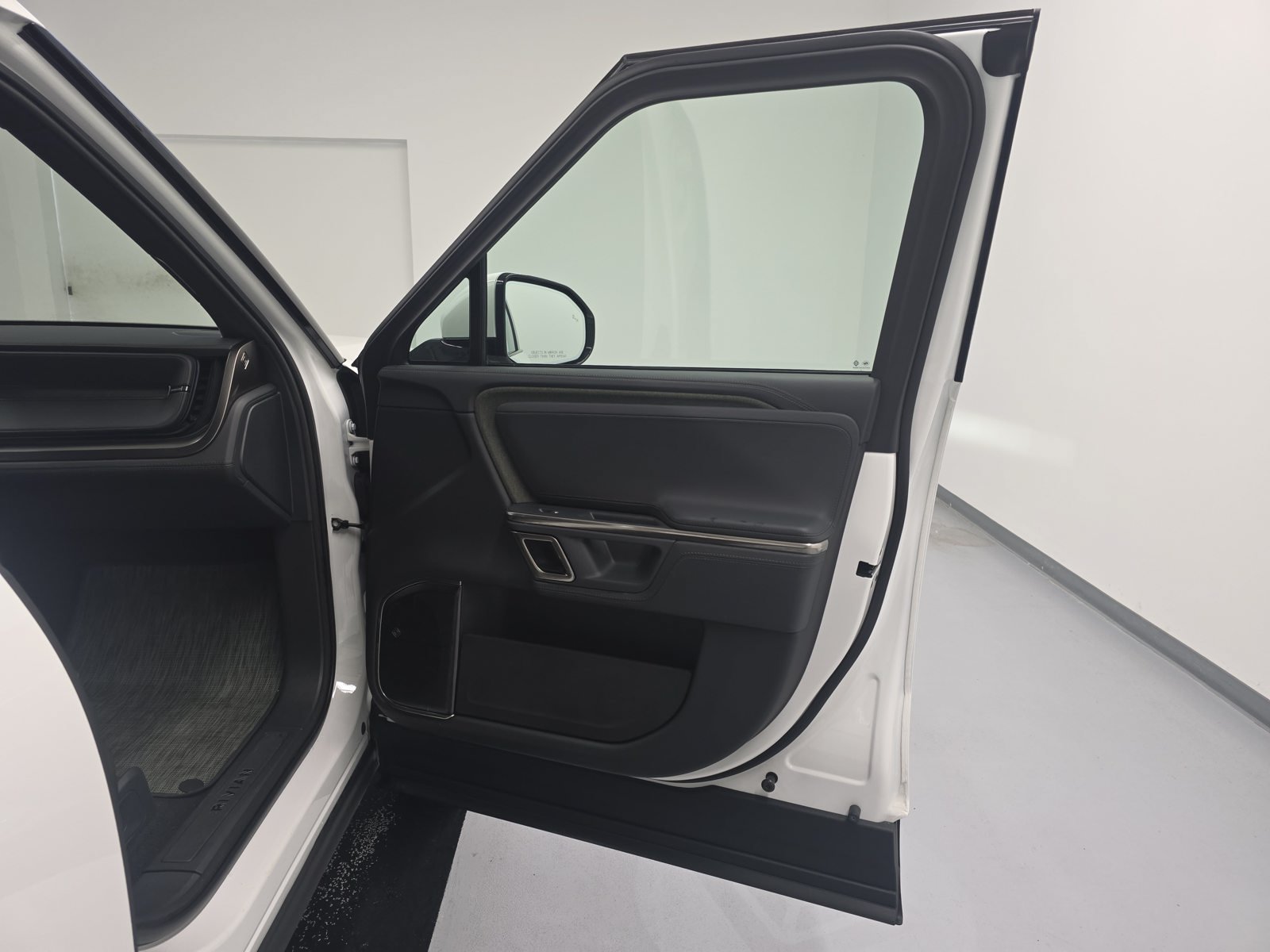 Used 2024 Rivian R1T Adventure Dual AWD/4WD image 18