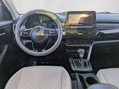 Used 2022 Kia Seltos EX image 15
