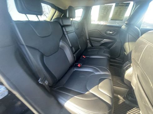 Used 2021 Jeep Cherokee Latitude Lux w/ Mopar Interior Package image 28